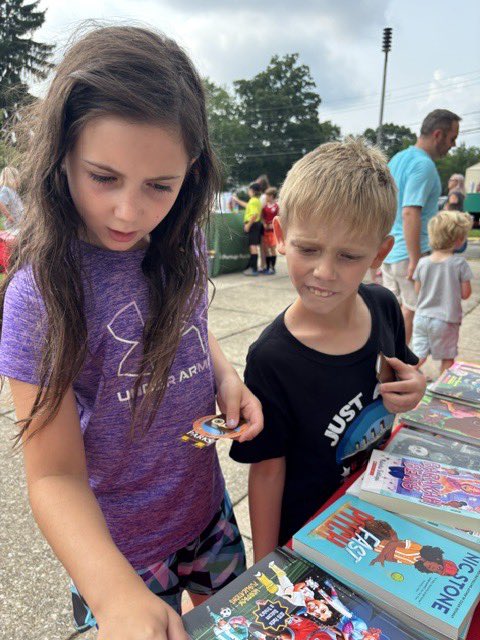 KentSchools's tweet photo. 📚 Thank you to everyone who joined us for Rough Riders Read at Holden! It was a great evening celebrating reading and community. Special thanks to our amazing volunteers for making our summer events a success! ❤️

#RoughRidersRead #KentRiderPride https://t.co/RP914XVolx