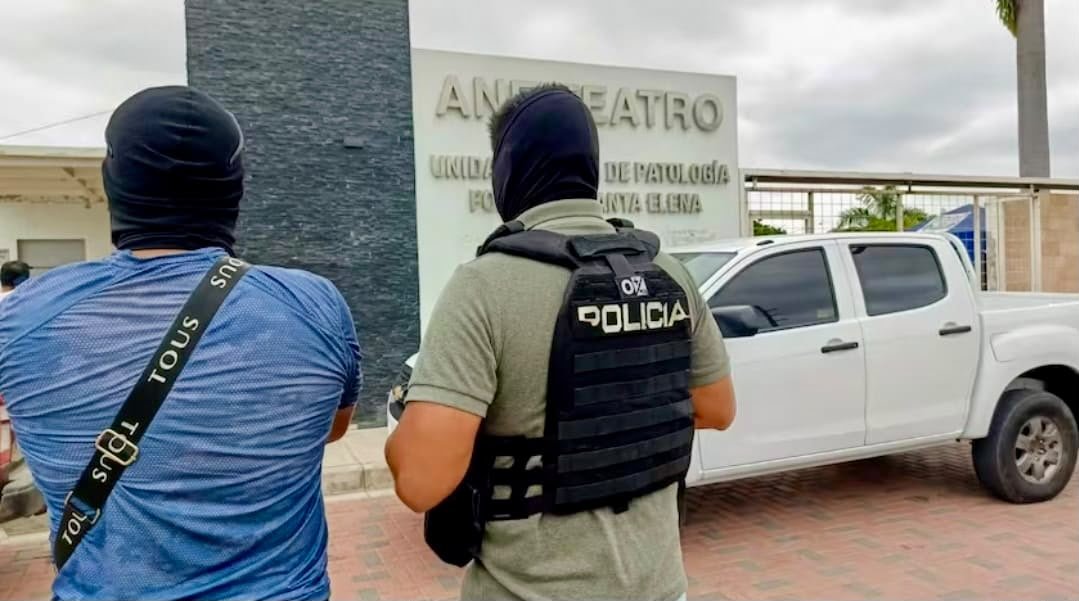 FiscaliaEcuador's tweet photo. #ATENCIÓN | #SantaElena: en el marco de una investigación previa por presunto #Cohecho, #FiscalíaEc ejecutó allanamientos en la Morgue del Instituto de Ciencias Forenses y en un establecimiento funerario de esta jurisdicción. Se levantaron indicios como documentos y computadoras. https://t.co/HhgqydR17u