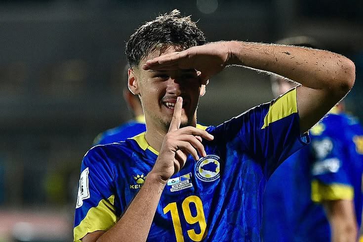 Jvntss247's tweet photo. 📌 𝐉𝐔𝐕𝐄𝐍𝐓𝐔𝐒 𝐔𝐏𝐃𝐀𝐓𝐄 📝

@FabrizioRomano 🗞 | #Juventus dan #BayerLeverkusen dikabarkan hampir mencapai kesepakatan untuk transfer Kerim Alajbegović senilai €33 juta plus bonus. Kini, Bianconeri hanya tinggal menunggu persetujuan akhir dari sang pemain. 🇧🇦🟢💣 https://t.co/cXI6zYIJ3G