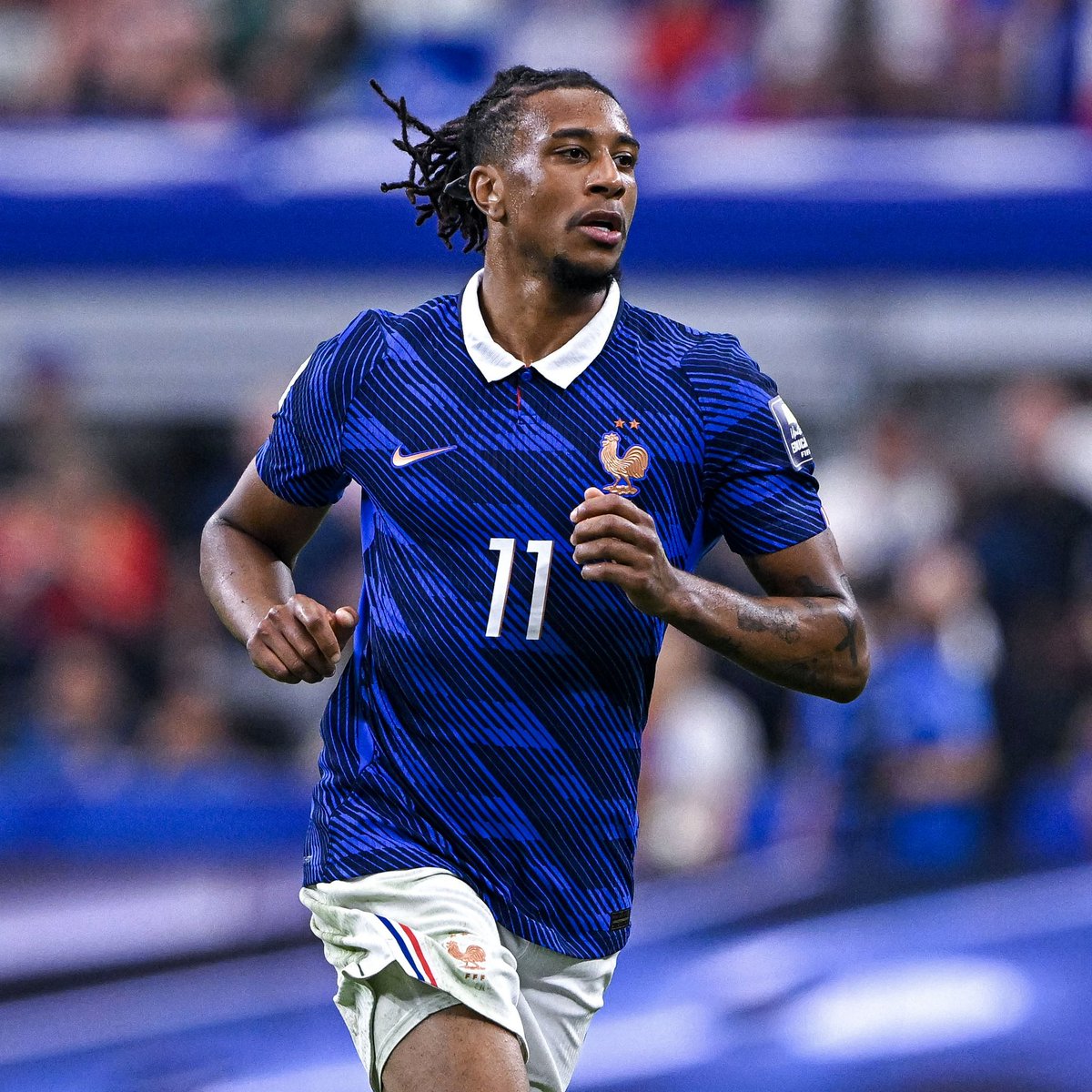 ActuFoot_'s tweet photo. 🚨🚨 Le message de Michael Olise 🇫🇷 aux Français après la Coupe du monde 🥹 :

« Ne pas avoir réussi à ramener le trophée est UNE IMMENSE DÉCEPTION. Ce n’est pas ainsi que nous imaginions conclure cette Coupe du monde lorsque le tournoi a commencé.

PORTER LE MAILLOT DE L’ÉQUIPE DE FRANCE 🇫🇷 lors d’une Coupe du monde a toujours été, et restera toujours, UN RÊVE POUR MOI. Même si nous n’avons pas réussi à soulever le trophée, je suis fier d’avoir établi le record du plus grand nombre de passes décisives dans l’histoire d’une Coupe du monde. 

Mais, par-dessus tout, j’aurais préféré être ici pour dire que nous avons remporté la Coupe du monde, tous ensemble, avec mes coéquipiers, le staff, les entraîneurs et tous les supporters de l’équipe de France.

C’est cet objectif qui continuera de nous animer, et nous espérons pouvoir, à l’avenir, vous offrir de nouveaux moments de joie et des souvenirs inoubliables à vivre à nos côtés.

Je tiens également à remercier le sélectionneur de m’avoir offert ma première sélection en équipe nationale et d’avoir cru en moi, même dans les moments les plus difficiles. Je vous en serai toujours reconnaissant et je vous souhaite le meilleur pour la suite, quelle que soit la voie que vous choisirez.

MERCI, LA FRANCE. » (🥹🥰)

📲 IG