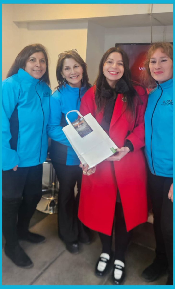 CHICASDECALIPSO's tweet photo. En su nuevo Aniversario nuestras compañeras visitaron a la @Radio_Romantica, recibieron un hermoso regalo, recibida por #PauYañez, Locutora. Les deseamos un año de éxito, gracias por su compañía.
Abrazo desde todo #Chile 
#FcChayanneUnConquistadorChile @CHAYANNEMUSIC https://t.co/EO3TZUrFzF