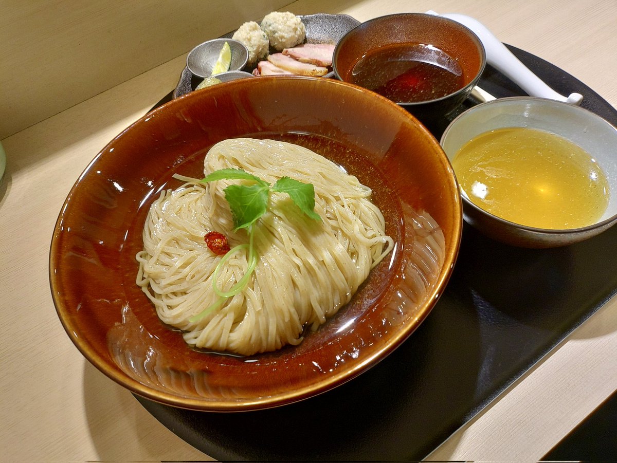ura_aoki's tweet photo. 本日(30日)のおすすめ

黒豆茶香る昆布水つけ麺

麺にかけているのは黒豆茶で作った濃厚な昆布出汁
香ばしい香りとトロミの旨味で薬味と麺だけで美味しく、身体にも🆗
麺をつけ汁に半分くらつけてすするのがお勧め☝️
追加券🎫でつけ汁2種類も楽しめます

※明日はスタッフ不足の為お休みです https://t.co/fbcx3SF3hy