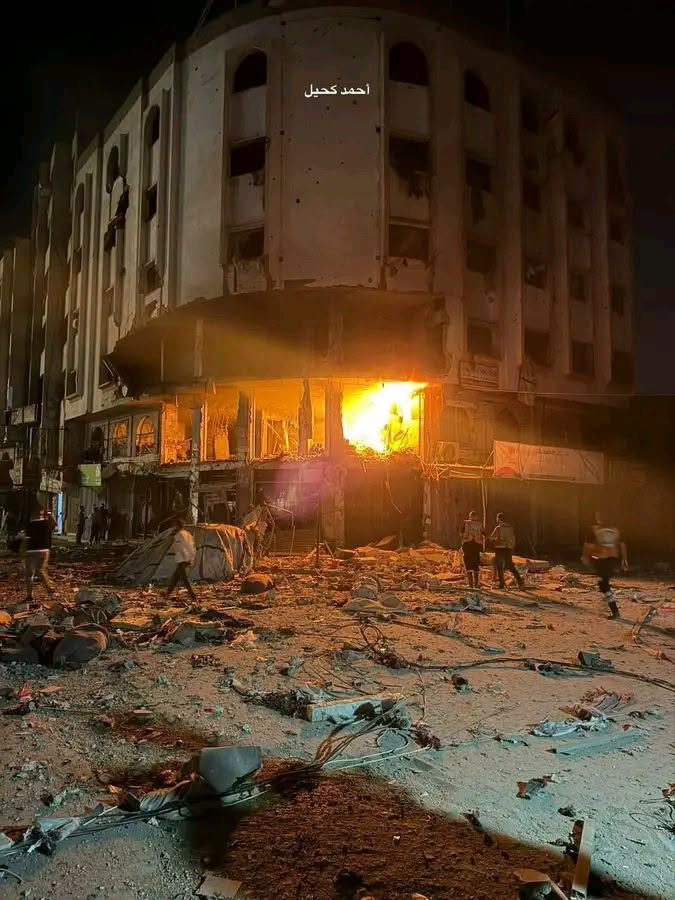 MahaGaza's tweet photo. An Israeli airstike just hit a residential apartment near the Baptist Hosptial in eastern Gaza City.

Attacks are still ongoing https://t.co/UmZGlnPGHX