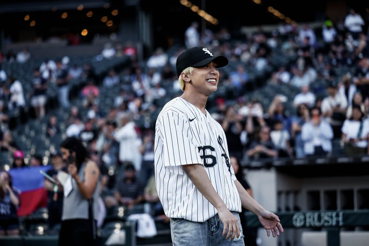 gmanews's tweet photo. BOSS DOS TAKES THE MOUND โพ๏ธ
Josh Cullen takes the first pitch for SB19 at today's Chicago White Sox vs. New York Yankees game at the Rate Field in Chicago!
The P-pop Kings are set to perform in Lollapalooza this Friday, July 31 (PH time), making them the first Filipino group to perform in one of the biggest music festivals in the world.
COURTESY: Chicago White Sox/Facebook
Visit https://t.co/bAMF9JOAN0 for more updates.