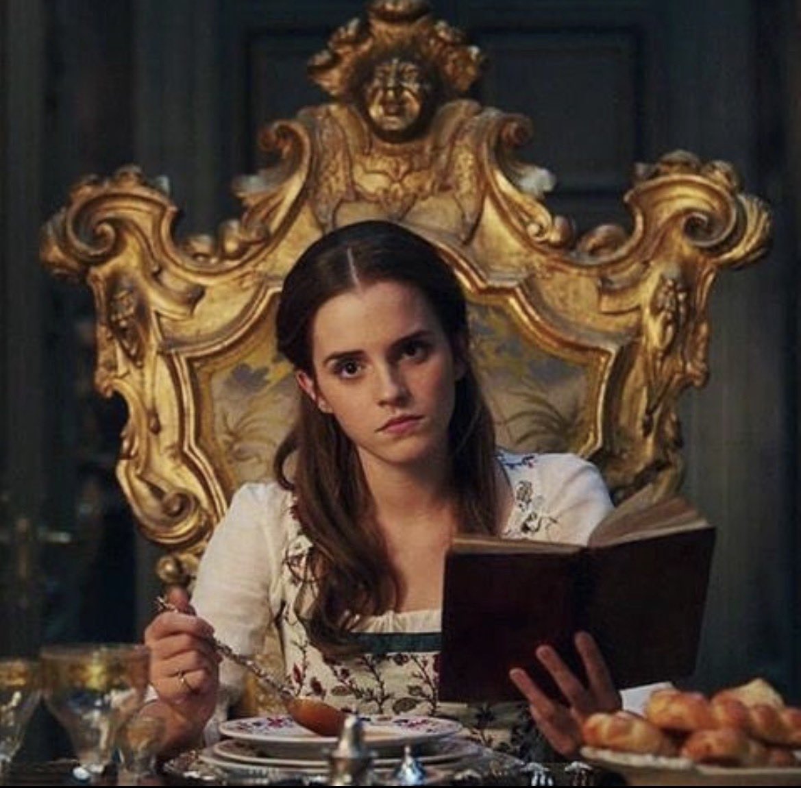 evyzzv's tweet photo. é muito perceptível a diferença de uma atriz que tá se dedicando REAL ao papel e de outra que parece que só aceitou por aceitar e olha que esse filme tinha tudo pra ser um dos melhores live actions, até agr a Rapunzel tá dando uma surra nessa atriz que ficou toda dura o filme td https://t.co/XnZLuuoPit