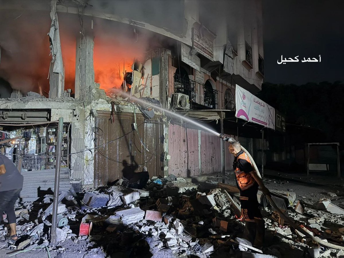 qudsn's tweet photo. دمار واسع جرّاء غارة شنّها طيران الاحتلال على شقةٍ سكنيةٍ قرب المستشفى المعمداني بمدينة غزة. https://t.co/o65sfCAkpl