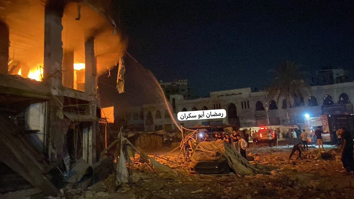 qudsn's tweet photo. دمار واسع جرّاء غارة شنّها طيران الاحتلال على شقةٍ سكنيةٍ قرب المستشفى المعمداني بمدينة غزة. https://t.co/o65sfCAkpl