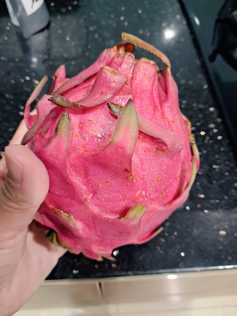 I_jakarta7's tweet photo. ドラゴンフルーツは美容の味方です✨

✔️抗酸化作用でエイジングケア
✔️ビタミンCでハリ・透明感アップをサポート
✔️食物繊維たっぷりでむくみ対策＆肌荒れ対策
✔️低カロリー、ダイエット

⚠️天然色素の影響で尿や便が赤紫色になることがある！
知らないと本気で焦ります😂

#ジャカルタ駐在妻 https://t.co/R4jwMc640S