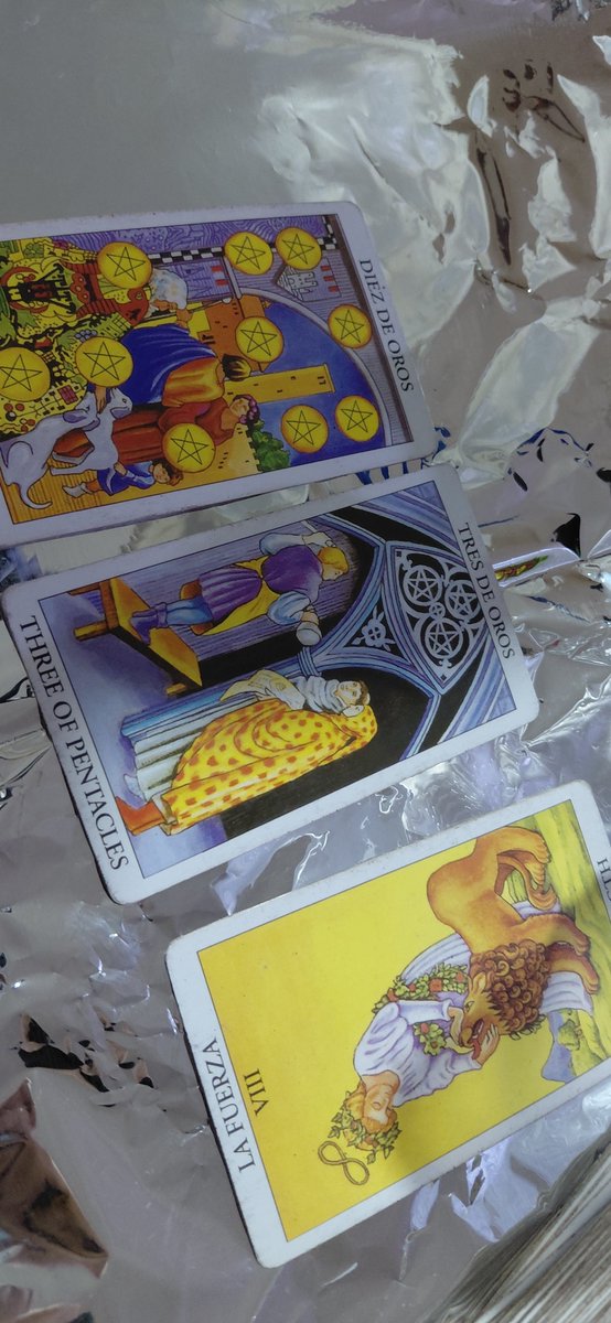 cosaroncito's tweet photo. mañana hay reunión del barça, yo en corto preguntando al tarot por ferran: https://t.co/aQO0lwT3Pj