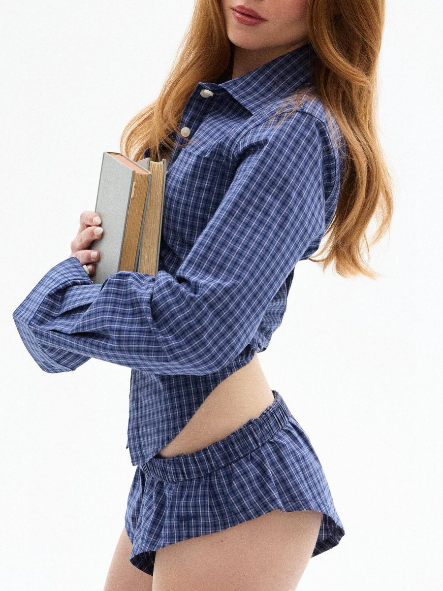 Iustbops's tweet photo. her first year of college, how's the outfit? https://t.co/j2nadebVZZ