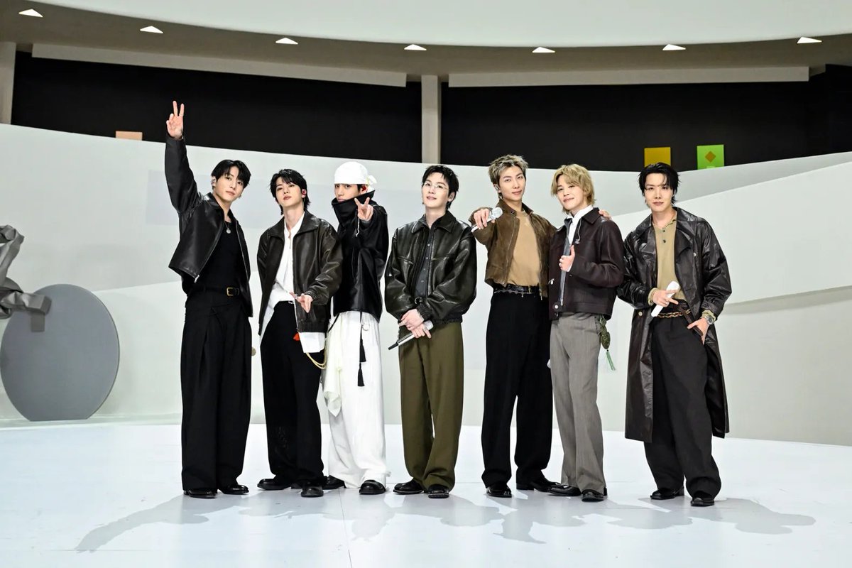 BARMYSTREAM's tweet photo. O CEO do Grammy se pronunciou sobre a escolha do BTS, com a conversa que a gente já imaginava que viria

Que a ideia da nova categoria é inclusividade, é expandir o tipo de música que é submetido à premiação, oferecer mais espaço para diversidade, tudo muito lindo e poético...

Se não conhecêssemos o histórico da premiação com outras minorias que ganharam suas próprias categorias (ou até mesmo um spin-off regional do Grammy), e o efeito que essas tiveram na indicação e, mais importante, premiação dessas mesmas minorias

Podemos aplaudir o BTS por todos esses anos terem lutado pra abrir o espaço na premiação e trazer à discussão um gênero completamente invisível para o mercado americano (apesar de sequer se enxergarem dentro desse gênero), por terem objetivamente tornado o sonho de pisar no "maior palco da música" e comandar a antecipação e audiência tendo origens asiáticas, mas esse ano, escolheram não participar

O que significa que, pra gente, o assunto morre aqui. Tudo o que eles tinham a dizer sobre o Grammy, e a premiação tinha a dizer sobre eles, foi dito.

Agora, o ARMY deve evitar promover um evento do qual não faremos parte, e ao invés disso focar em cobrar demais plataformas que ainda estão nos dando dor de cabeça, e nas quais ainda é importantíssimo que a gente mantenha o BTS em destaque

#ARIRANGLockdown