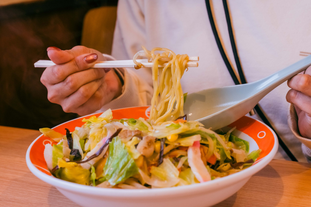 oidemase_info's tweet photo. ＼山口県民あるある！？🏠／
帰省したら食べたくなる麺グルメ4選🍜

①『どんどん』のうどん（県内各地）
50年以上県民に愛されるうどんチェーン。
とろもちっとした自家製麺とふわっと旨味が広がる出汁が自慢です🍥

②『中華そば一久』の宇部ラーメン（宇部市）
宇部発の豚骨ラーメン。
力強い豚骨の香りは「くさうま」と評される奥深い味わいでクセになる😉

③長崎ちゃんめん（県内各地）
実は長崎県に店が一軒��ない、山口県発祥のご当地チェーン。
長崎ちゃんめんは、ちゃんぽんとラーメンのいいとこどりをした一杯🥬✨

④ばりそば（山口市）
太めの揚げ麺に、鶏ガラベースのさらりとしたあんをかけた、山口市民のソウルフード🍽️
飲んだあとの〆にも人気です。

あなたが帰省したら最初に食べる麺はどれ？😋
この4つ以外にもおすすめがあればコメントで教えてください💬

⏬詳細はリプライ欄へ