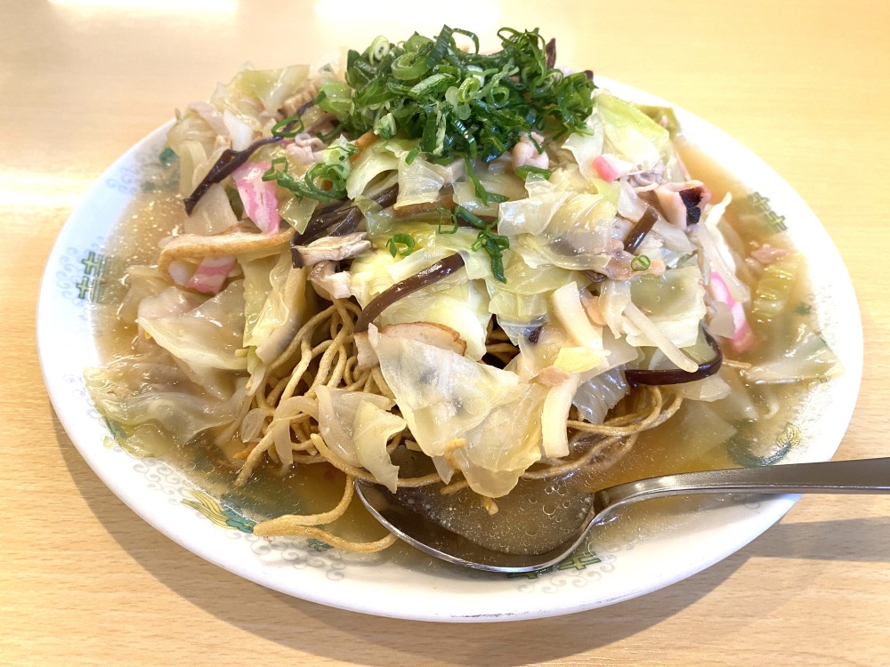 oidemase_info's tweet photo. ＼山口県民あるある！？🏠／
帰省したら食べたくなる麺グルメ4選🍜

①『どんどん』のうどん（県内各地）
50年以上県民に愛されるうどんチェーン。
とろもちっとした自家製麺とふわっと旨味が広がる出汁が自慢です🍥

②『中華そば一久』の宇部ラーメン（宇部市）
宇部発の豚骨ラーメン。
力強い豚骨の香りは「くさうま」と評される奥深い味わいでクセになる😉

③長崎ちゃんめん（県内各地）
実は長崎県に店が一軒��ない、山口県発祥のご当地チェーン。
長崎ちゃんめんは、ちゃんぽんとラーメンのいいとこどりをした一杯🥬✨

④ばりそば（山口市）
太めの揚げ麺に、鶏ガラベースのさらりとしたあんをかけた、山口市民のソウルフード🍽️
飲んだあとの〆にも人気です。

あなたが帰省したら最初に食べる麺はどれ？😋
この4つ以外にもおすすめがあればコメントで教えてください💬

⏬詳細はリプライ欄へ