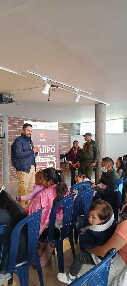 MigracionCol's tweet photo. #SemanaContraLaTrata | En Pasto somos un solo equipo para combatir la #TrataDePersonas. Junto a la @alcaldiapasto y @PoliciaColombia, hacemos prevención y sensibilización en instituciones educativas, donde socializamos con las y los estudiantes nuestra aplicación #LibertApp https://t.co/gbGAzohSFD