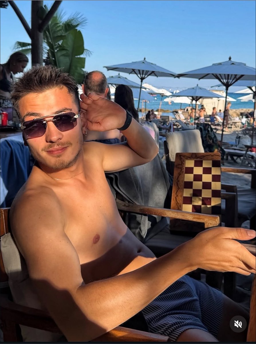 cifenice's tweet photo. Ma in questa foto di Atakan ci sono dei GROSSI motivi https://t.co/Ga8GmPGTHu
