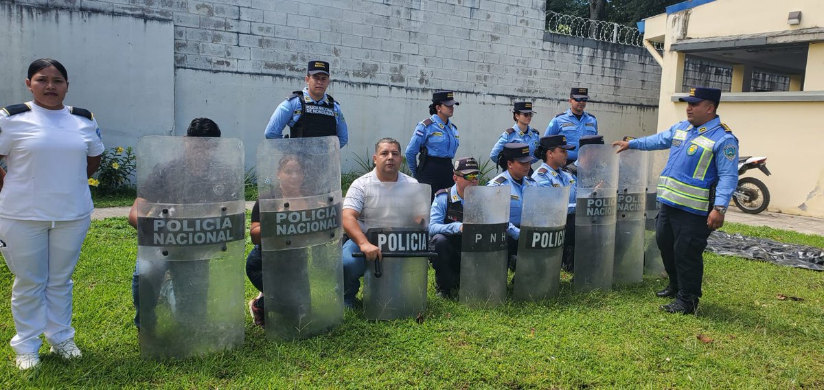 DSP_HN's tweet photo. 🛡️✨ Preparación constante para la seguridad y protección ciudadana.

Personal de la Clínica Policial UMEP-13 (Las Vegas, Santa Bárbara) realizó un taller práctico sobre manejo, uso y resguardo de equipo antimotín y control de disturbios civiles. https://t.co/1Zh5SgfQsm