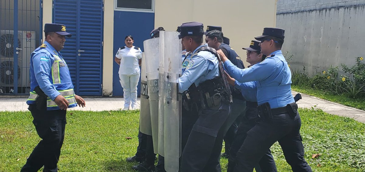 DSP_HN's tweet photo. 🛡️✨ Preparación constante para la seguridad y protección ciudadana.

Personal de la Clínica Policial UMEP-13 (Las Vegas, Santa Bárbara) realizó un taller práctico sobre manejo, uso y resguardo de equipo antimotín y control de disturbios civiles. https://t.co/1Zh5SgfQsm