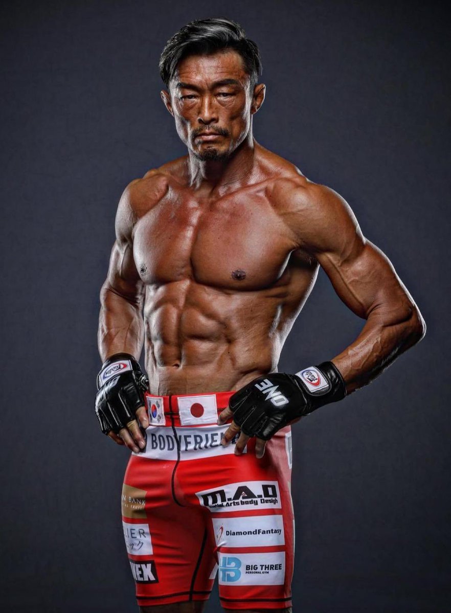 musle_elite's tweet photo. 日韓両国でスターになった格闘家、
こんな身体の50代はなかなかいないよな🧐

▼ 秋山成勲（あきやま よしひろ）
・51歳（1975年生まれ）
・身長178cm  / 推定体重83〜88kg
・総合格闘家、タレント（HERO’Sライトヘビー級2連覇 / 通称「Sexyama」） https://t.co/mLDzhWPZG2