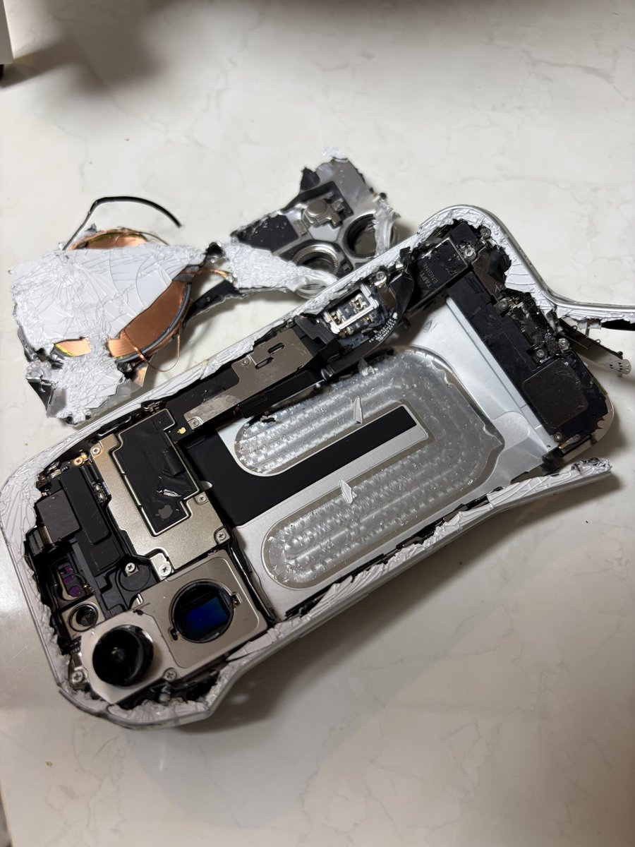 ningenBike's tweet photo. iPhone落馬事件の反省から、カエディアのクイックホールド2購入。シャイニングフィンガーばりに掴んで離さない🖐️

コックピットからの景色が秘密基地みたいになったぜ https://t.co/DfWi8kEOfv