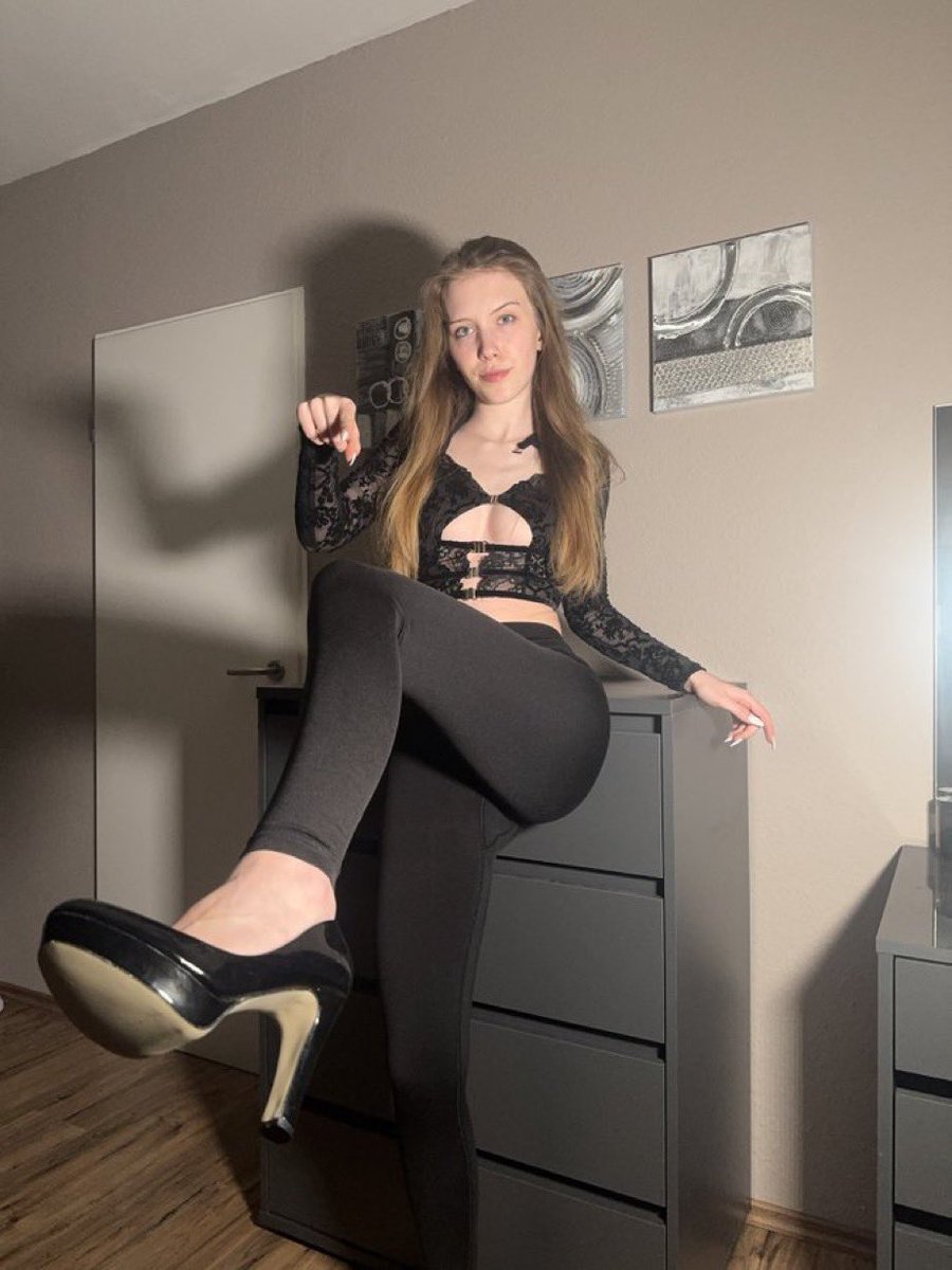 divinelisa16's tweet photo. Et après une longue journée de repos à satisfaire tous mes caprices, tu n'as pas fini. Embrasse à nouveau tes talons pendant que je te montre mes nouvelles Wolfords. Le travail d'esclave ne finit jamais. 

#maitresse #moneymiss #moneyslave #findom https://t.co/zLpGpt9rik