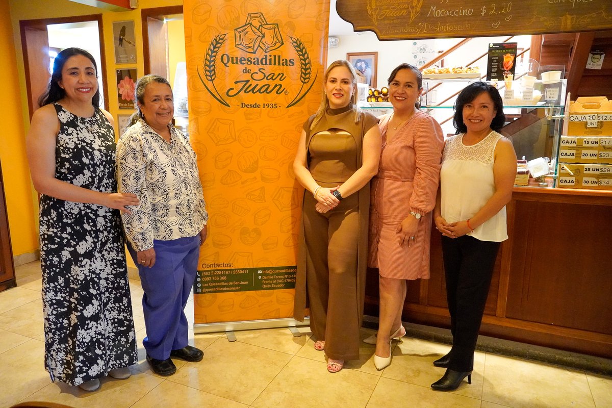 SRIoficialEc's tweet photo. .@AlexaNavarreteR, directora del SRI, visitó Quesadillas de San Juan, un emblemático negocio quiteño que, desde 1935, mantiene viva una de las tradiciones gastronómicas de la ciudad.

Estos encuentros permiten conocer de cerca la realidad de quienes impulsan la economía.

🧵⤵️ https://t.co/anMAMuGvqG