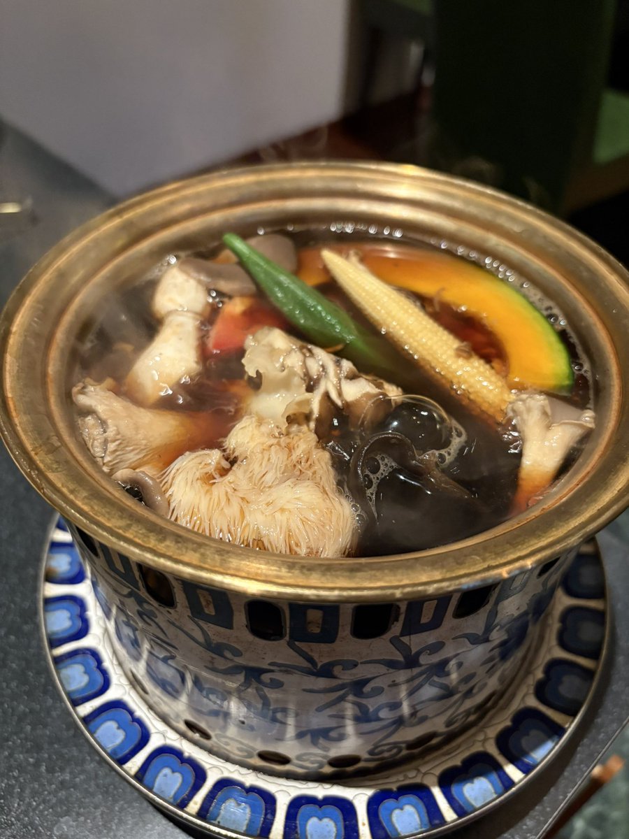 mizukusakingyo's tweet photo. お初きのこ鍋🍄🍲
鍋·····暑いのにw
高いのか‼️安くは無いと思うけど
スーパーでは見かけないきのこ達も
食し、薬味たっぷり自分好みの
タレを作るっぽい✨
初めてなのでよく分からず（笑）
お鍋のスープ超美味しい
最後に出てきたきのこ麺も
もちもち麺で美味しかった
結果高くは無いか😊 https://t.co/pSGXecbMaH