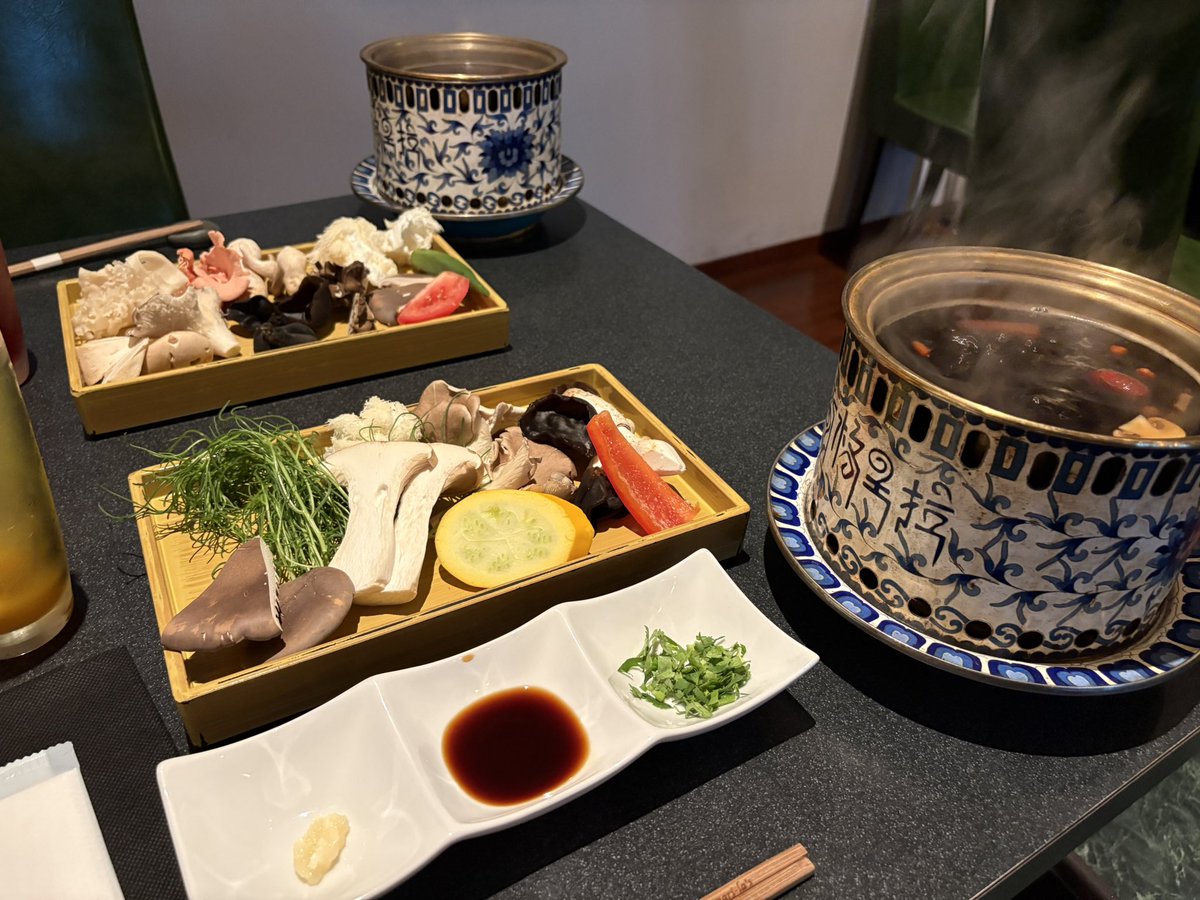 mizukusakingyo's tweet photo. お初きのこ鍋🍄🍲
鍋·····暑いのにw
高いのか‼️安くは無いと思うけど
スーパーでは見かけないきのこ達も
食し、薬味たっぷり自分好みの
タレを作るっぽい✨
初めてなのでよく分からず（笑）
お鍋のスープ超美味しい
最後に出てきたきのこ麺も
もちもち麺で美味しかった
結果高くは無いか😊 https://t.co/pSGXecbMaH