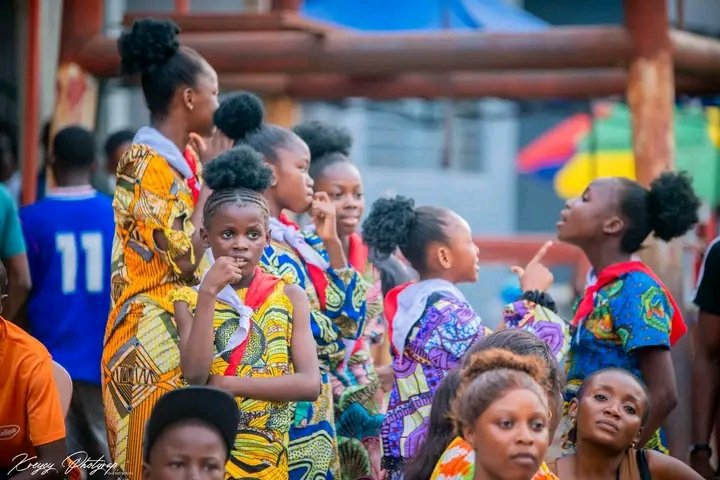 maomak354's tweet photo. L'ambassade de l'enfance RDC à organiser une journée porte ouvert sur le phénomène "Enfant en rupture familiale" appelé #enfantdelarue au sein de la paroisse catholique Divin maître. L'ambassadeur @makayangadeo354 à remercier le chef de l'état et ministre du GFE @MichelineOMbae https://t.co/BbbMuJDITO