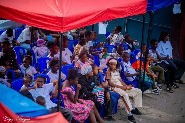 maomak354's tweet photo. L'ambassade de l'enfance RDC à organiser une journée porte ouvert sur le phénomène "Enfant en rupture familiale" appelé #enfantdelarue au sein de la paroisse catholique Divin maître. L'ambassadeur @makayangadeo354 à remercier le chef de l'état et ministre du GFE @MichelineOMbae https://t.co/BbbMuJDITO