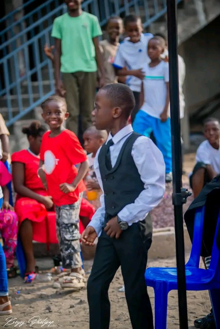 maomak354's tweet photo. L'ambassade de l'enfance RDC à organiser une journée porte ouvert sur le phénomène "Enfant en rupture familiale" appelé #enfantdelarue au sein de la paroisse catholique Divin maître. L'ambassadeur @makayangadeo354 à remercier le chef de l'état et ministre du GFE @MichelineOMbae https://t.co/BbbMuJDITO