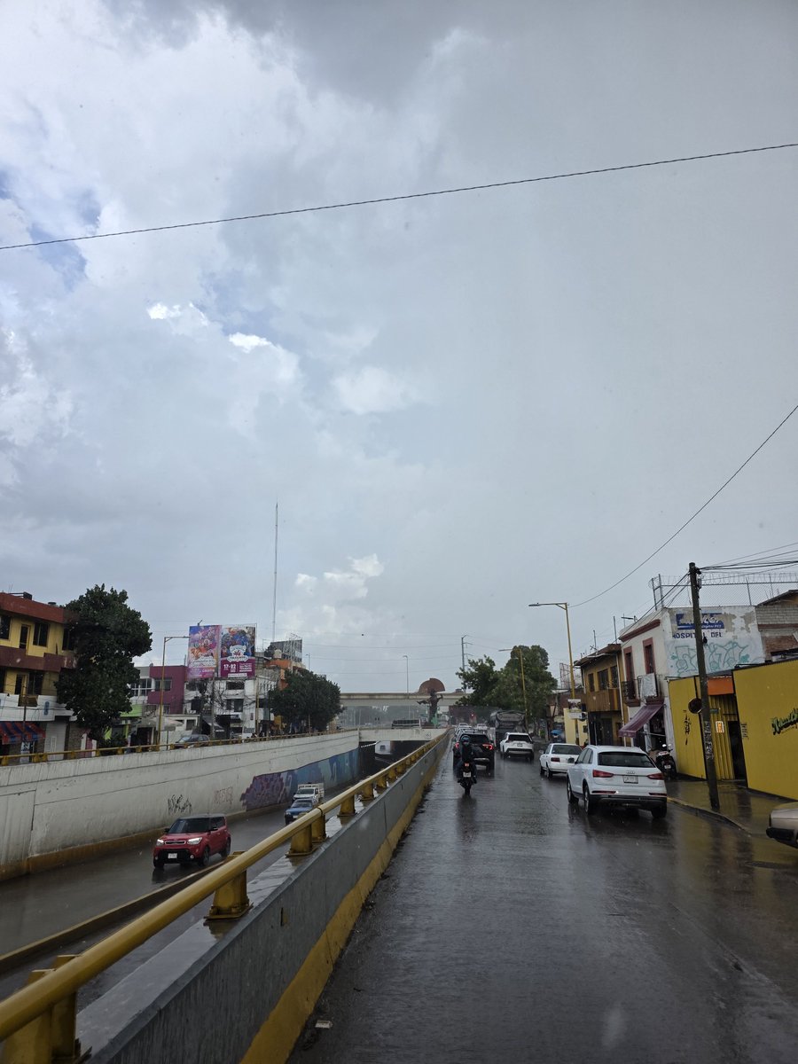 RIVAC_OAX's tweet photo. Llueve zona del aeropuerto 
San Antonio de la cal
San Agustín de las juntas
Santa cruz Xoxocotlán y más alla
#Precaución por los #Baches qué se esconden!
#Oaxaca https://t.co/QHcycrrSjh