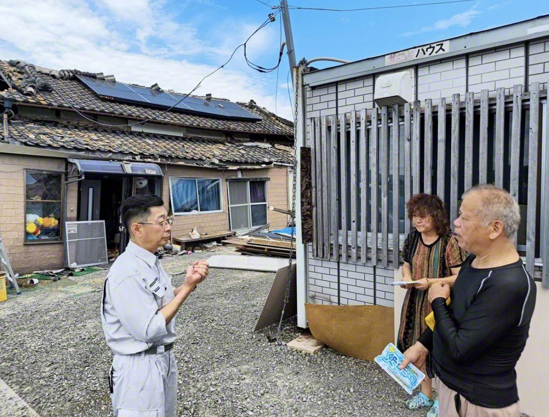 seikyoNS's tweet photo. 【熊本地震　リーダーが被災者のもとへ】

今月28日に発生した「令和8年熊本地震」を受け、各地で懸命な救援活動と安否確認が続いています

平井九州長たちは激震地の宇城市に足を運び、被災者を激励しました

中山熊本総県長は、震度7を記録した氷川町に住む夫妻を励ましました

#聖教新聞 https://t.co/gZVptcaSKW