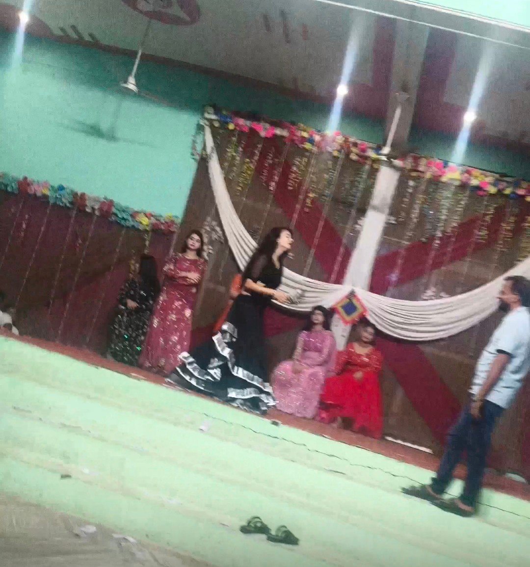IrfanAnsar69691's tweet photo. बिजनौर में नियमों की खुलेआम अनदेखी?
थाना कोतवाली देहात क्षेत्र के अंतर्गत बिजनौर रोड स्थित रौनक बैंक्विट हॉल में क��ित तौर पर बार बालाओं का अश्लील डांस खुलेआम होने की सूचना सामने आई है।
यदि यह जानकारी सही है, तो संबंधित अधिकारियों से अनुरोध है कि मामले का तत्काल संज्ञान लेकर निष्पक्ष जांच कर आवश्यक वैधानिक कार्रवाई सुनिश्चित करें।
@Uppolice @bijnorpolice @dmbijnor @adgzonebareilly @igrangebareilly
#Bijnor #UttarPradesh #BijnorPolice #LawAndOrder #ActionNeeded