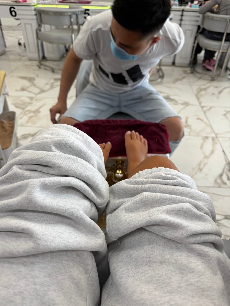BegForKay's tweet photo. yk what to do🦶 https://t.co/FMtQcujkS1