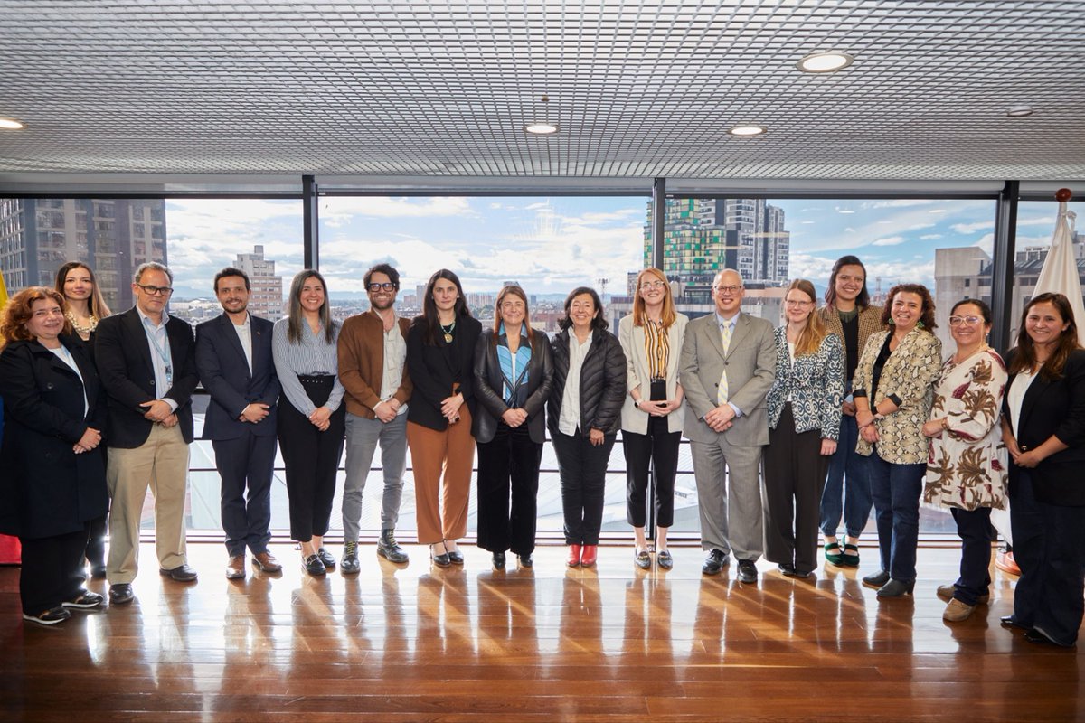 DefensoriaCol's tweet photo. La libertad de prensa fortalece la democracia y garantiza el derecho de la ciudadanía a recibir información plural, rigurosa y oportuna.

La Defensora del Pueblo, @MarnIris, se reunió con la @FLIP_org y representantes de la cooperación internacional para dialogar sobre acciones de prevención, protección y acompañamiento a la labor que ejercen las y los periodistas. En este espacio, reconoció el trabajo de esta organización en la defensa y protección de los derechos humanos y la libertad de prensa.

Hechos que han marcado la historia del país han sido conocidos gracias al trabajo de la prensa. Su labor ha permitido visibilizar vulneraciones a los derechos humanos, amplificar las voces de las víctimas y promover respuestas institucionales y sociales.

👇🏽🧵