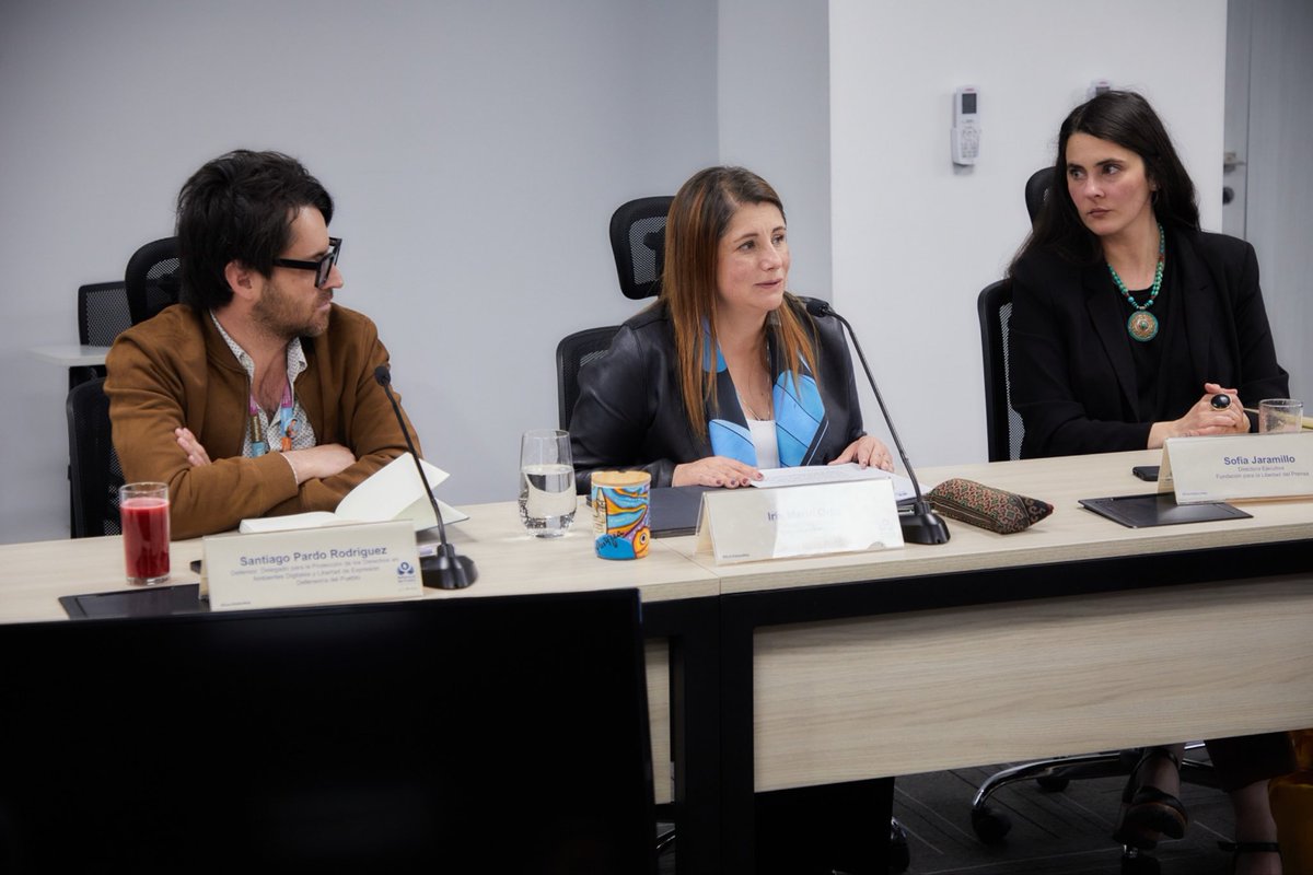 DefensoriaCol's tweet photo. La libertad de prensa fortalece la democracia y garantiza el derecho de la ciudadanía a recibir información plural, rigurosa y oportuna.

La Defensora del Pueblo, @MarnIris, se reunió con la @FLIP_org y representantes de la cooperación internacional para dialogar sobre acciones de prevención, protección y acompañamiento a la labor que ejercen las y los periodistas. En este espacio, reconoció el trabajo de esta organización en la defensa y protección de los derechos humanos y la libertad de prensa.

Hechos que han marcado la historia del país han sido conocidos gracias al trabajo de la prensa. Su labor ha permitido visibilizar vulneraciones a los derechos humanos, amplificar las voces de las víctimas y promover respuestas institucionales y sociales.

👇🏽🧵