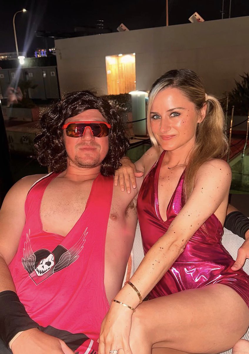 sharkssource's tweet photo. [ 📸 ] Tyler Toffoli and Cat slaying! https://t.co/7jWPCSFnqP