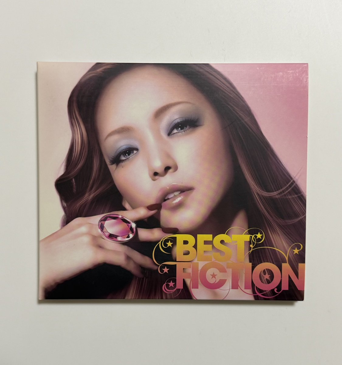 kan2_2010's tweet photo. 今日は #安室奈美恵 さんの『BEST FICTION』が発売されて18周年です。
セルフプロデュース期の'02年〜'08年の間の楽曲で構成された3rdベストです。新曲『Do Me More』『Sexy Girl』も最高です。オリコン6週連続1位、175.6万枚を売り上げ10代、20代、30代でミリオンを記録しました。
#BESTFICTION https://t.co/bgA2RRz86O