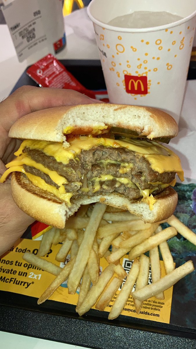 fernechini's tweet photo. daría cualquier cosa por una hamburguesa en este momento https://t.co/x5fJ99qdP2