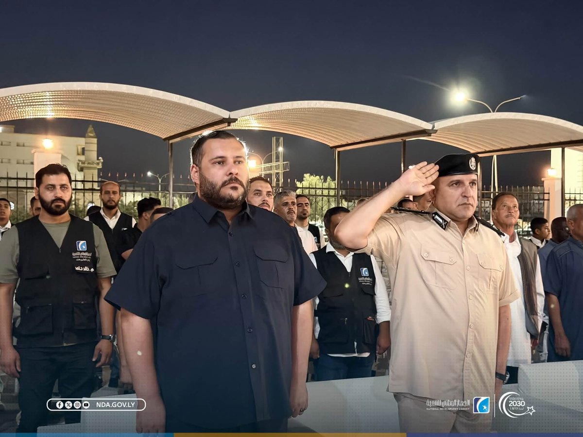 NDA_Libya's tweet photo. #سرت | افتتاح مقر مصلحة التسجيل العقاري... صرح إداري جديد يعزز مسيرة التنمية

احتفلت مدينة الأنوار سرت، مساء اليوم، بافتتاح مقر مصلحة التسجيل العقاري، بعد استكمال أعمال إنشائه وتجهيزه، ليضاف إلى سلسلة المشاريع التنموية التي ينفذها الجهاز الوطني للتنمية، في إطار جهود تطوير البنية المؤسسية والارتقاء بالخدمات العامة.

وحضر مراسم الافتتاح المدير العام للجهاز الوطني للتنمية الدكتور محمود الفرجاني، ومدير إدارة المشروعات بالجهاز، و السيد مدير مديرية أمن سرت اللواء أحمد معدي ،  ورئيس المجلس الأعلى لقبائل سرت، إلى جانب عدد من رؤساء ومديري المؤسسات الأمنية والعسكرية والحكومية بالمدينة، حيث تخلل الحفل إلقاء كلمات أكدت أهمية المشروع ودوره في دعم العمل المؤسسي وتقديم خدمات أكثر كفاءة للمواطنين.

وفي ختام الحفل، قدمت مصلحة التسجيل العقاري سرت درعًا تقديريًا إلى نائب القائد العام للقوات المسلحة العربية الليبية الفريق ركن صدام خليفة حفتر، تقديرًا لدعمه ورعايته لمشاريع التنمية، كما منحت المدير العام للجهاز الوطني للتنمية الدكتور محمود الفرجاني درع العطاء، عرفانًا بجهوده ومتابعته المستمرة لإنجاز المشروع.

#الجهاز_الوطني_للتنمية
 #تنمية_بناء_مستقبل
 #رؤية_ليبيا_2030
