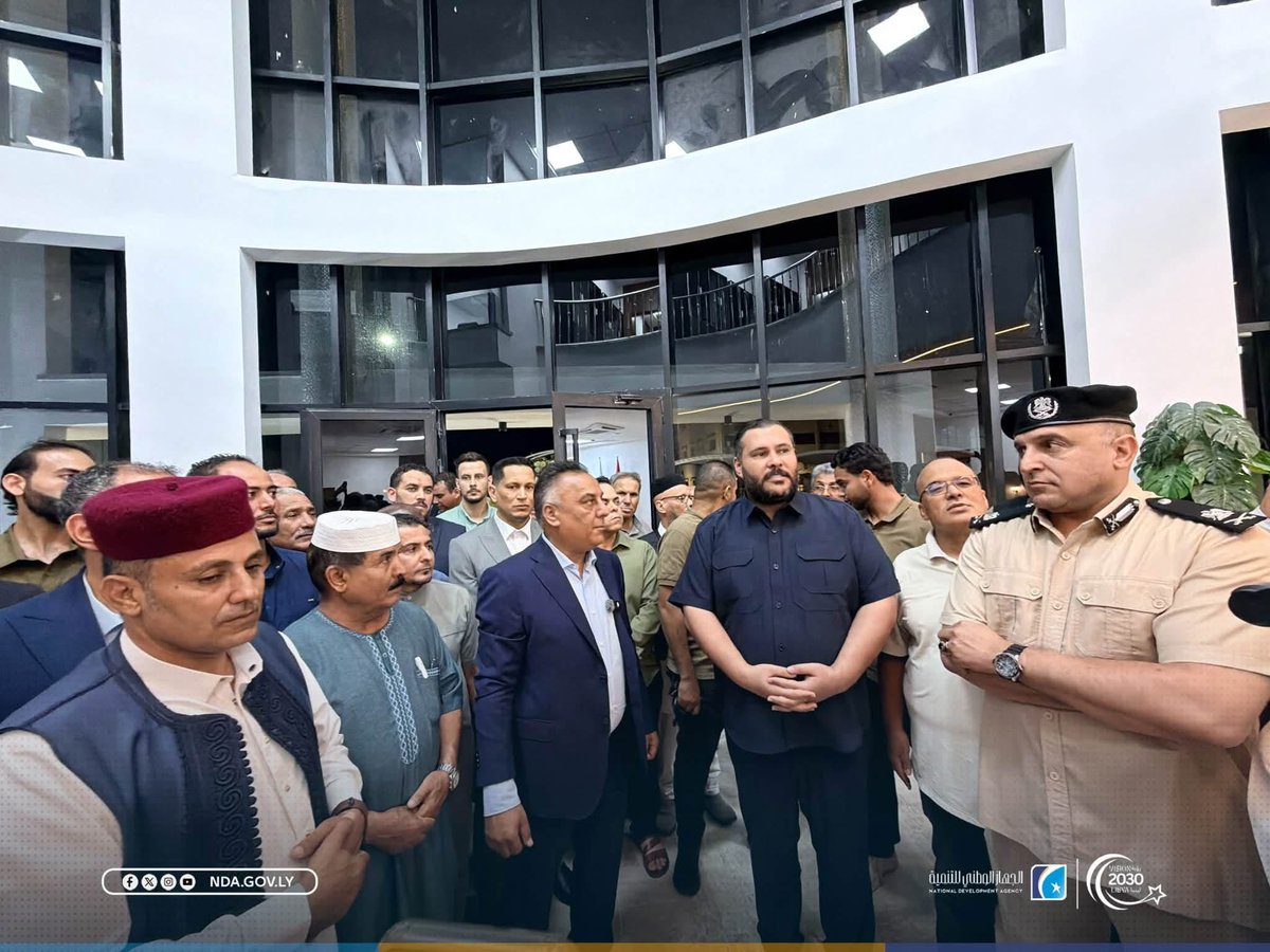 NDA_Libya's tweet photo. #سرت | افتتاح مقر مصلحة التسجيل العقاري... صرح إداري جديد يعزز مسيرة التنمية

احتفلت مدينة الأنوار سرت، مساء اليوم، بافتتاح مقر مصلحة التسجيل العقاري، بعد استكمال أعمال إنشائه وتجهيزه، ليضاف إلى سلسلة المشاريع التنموية التي ينفذها الجهاز الوطني للتنمية، في إطار جهود تطوير البنية المؤسسية والارتقاء بالخدمات العامة.

وحضر مراسم الافتتاح المدير العام للجهاز الوطني للتنمية الدكتور محمود الفرجاني، ومدير إدارة المشروعات بالجهاز، و السيد مدير مديرية أمن سرت اللواء أحمد معدي ،  ورئيس المجلس الأعلى لقبائل سرت، إلى جانب عدد من رؤساء ومديري المؤسسات الأمنية والعسكرية والحكومية بالمدينة، حيث تخلل الحفل إلقاء كلمات أكدت أهمية المشروع ودوره في دعم العمل المؤسسي وتقديم خدمات أكثر كفاءة للمواطنين.

وفي ختام الحفل، قدمت مصلحة التسجيل العقاري سرت درعًا تقديريًا إلى نائب القائد العام للقوات المسلحة العربية الليبية الفريق ركن صدام خليفة حفتر، تقديرًا لدعمه ورعايته لمشاريع التنمية، كما منحت المدير العام للجهاز الوطني للتنمية الدكتور محمود الفرجاني درع العطاء، عرفانًا بجهوده ومتابعته المستمرة لإنجاز المشروع.

#الجهاز_الوطني_للتنمية
 #تنمية_بناء_مستقبل
 #رؤية_ليبيا_2030