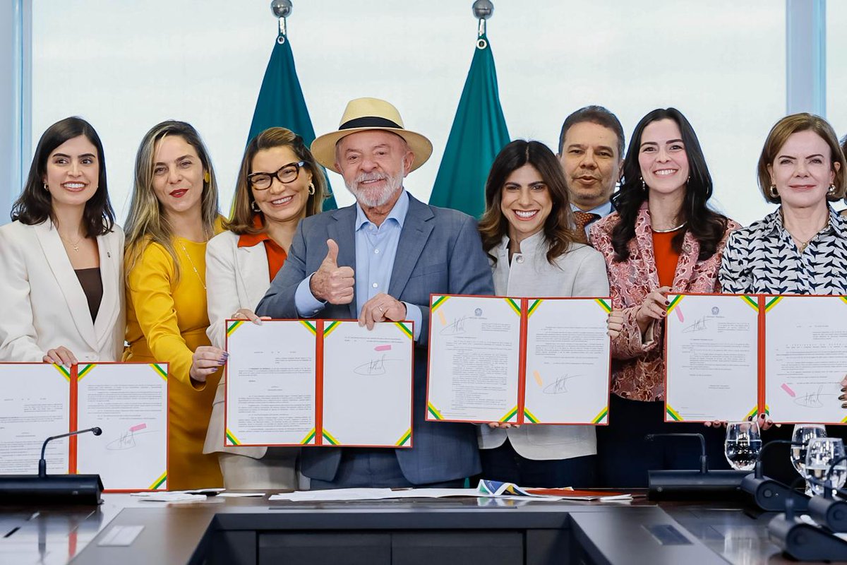 LulaOficial's tweet photo. Sancionei duas leis e assinei dois decretos nesta quarta que fortalecem a rede de proteção às mulheres, em iniciativas que se somam à série de esforços dos Três Poderes em torno do Pacto Nacional Brasil contra o Feminicídio

✅ Regulamentamos a monitoração eletrônica de agressores com alertas em tempo real para as mulheres (Programa Alerta Mulher Segura)

✅ Pix Pensão automática: permite a transferência automática do valor da pensão alimentícia por decisão judicial

✅ Divulgação ampliada do Ligue 180 em transportes coletivos, escolas e hospitais 

✅ Sistema Nacional de Informações, para integrar dados de segurança e saúde

Desde o início do ano, as forças de segurança prenderam mais de 21,5 mil pessoas por crimes de violência contra a mulher na operação Mulher Segura, comandada pelo Ministério da Justiça e Segurança Pública. Foram 17,2 mil prisões em flagrante e 4,5 mil a partir de mandados de prisão. A ação alcançou 4,3 mil municípios em todas as Unidades da Federação.

📸 @ricardostuckert