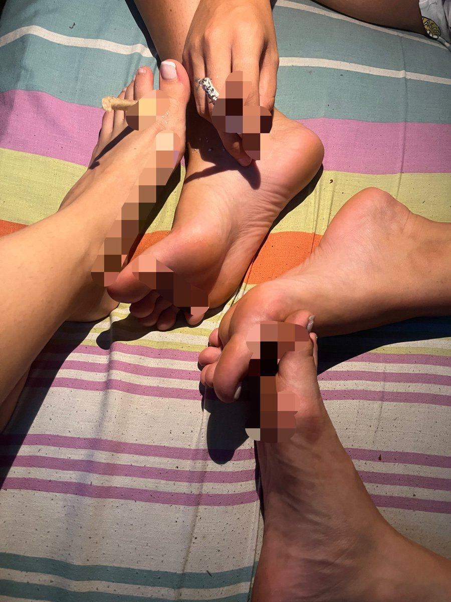 g0dessangela's tweet photo. Dos diosas, dos pies, un piti y un porri🚬🦶🏻
A ladraar en comentarios si quieres encenderlo mientras otra te pisa 👸🏻😂🧎🏻‍♂️

Femdom feet Ama Sumiso Adoración Fetichista Smokefetich humillación https://t.co/RI01FjiNke