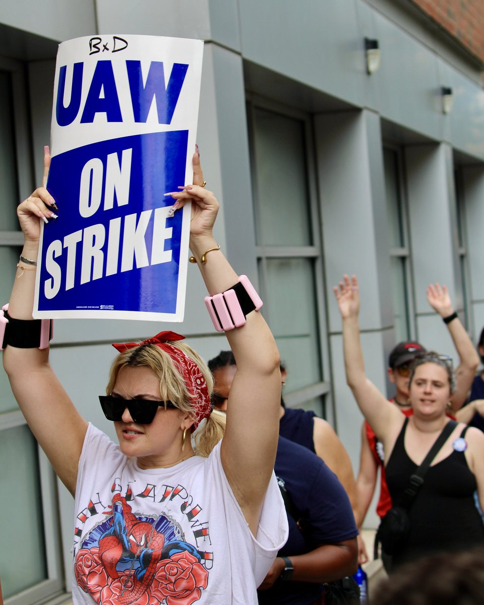 CentralLaborNYC's tweet photo. One day longer, one day stronger. Solidarity with the workers at Bronx Defenders holding the line for a fair contract. ✊ 

 #1u #UnionStrong https://t.co/YdfxYaeVNh