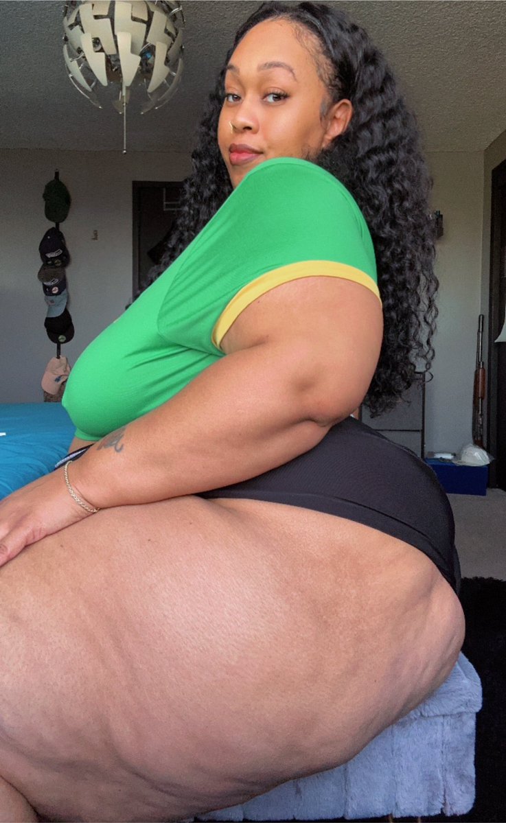 nikkithedream_'s tweet photo. FaceTime? https://t.co/kxI1GAY5WL