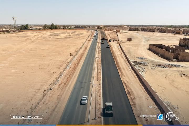 NDA_Libya's tweet photo. #سبها | المدخل الجنوبي يشهد تقدمًا متواصلًا في أعمال التأهيل والتطوير

تتقدم أعمال صيانة وتأهيل المدخل الجنوبي لمدينة سبها بوتيرة منتظمة، ضمن مشروع يهدف إلى رفع كفاءة أحد أهم المحاور الحيوية بالمدينة، الممتد من جزيرة المطار حتى مثلث أوباري – مرزق بطول 22.6 كيلومترًا.

وبعد إنجاز رصف أول كيلومتر من الطريق، تتواصل الأعمال حاليًا لرصف 2.5 كيلومتر إضافية، إلى جانب تنفيذ دورانات آمنة وإضافة عبارات خدمية، بما يعزز مستوى السلامة المرورية ويرتقي بجودة البنية التحتية وفق أعلى المعايير.

#الجهاز_الوطني_للتنمية
#تنمية_بناء_مستقبل
#رؤية_ليبيا_2030
