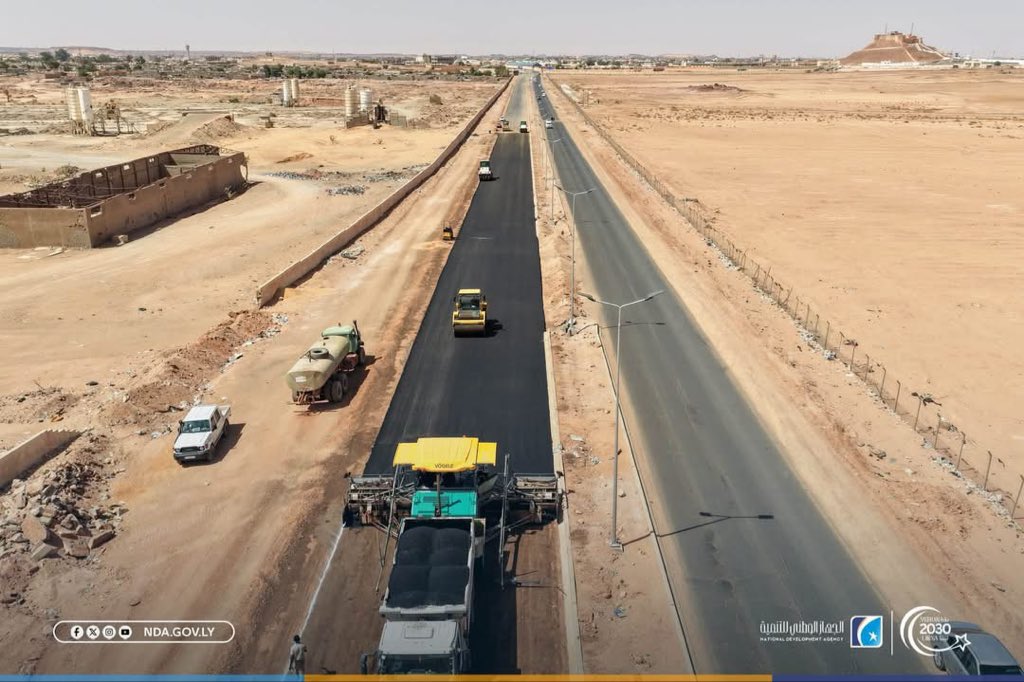 NDA_Libya's tweet photo. #سبها | المدخل الجنوبي يشهد تقدمًا متواصلًا في أعمال التأهيل والتطوير

تتقدم أعمال صيانة وتأهيل المدخل الجنوبي لمدينة سبها بوتيرة منتظمة، ضمن مشروع يهدف إلى رفع كفاءة أحد أهم المحاور الحيوية بالمدينة، الممتد من جزيرة المطار حتى مثلث أوباري – مرزق بطول 22.6 كيلومترًا.

وبعد إنجاز رصف أول كيلومتر من الطريق، تتواصل الأعمال حاليًا لرصف 2.5 كيلومتر إضافية، إلى جانب تنفيذ دورانات آمنة وإضافة عبارات خدمية، بما يعزز مستوى السلامة المرورية ويرتقي بجودة البنية التحتية وفق أعلى المعايير.

#الجهاز_الوطني_للتنمية
#تنمية_بناء_مستقبل
#رؤية_ليبيا_2030