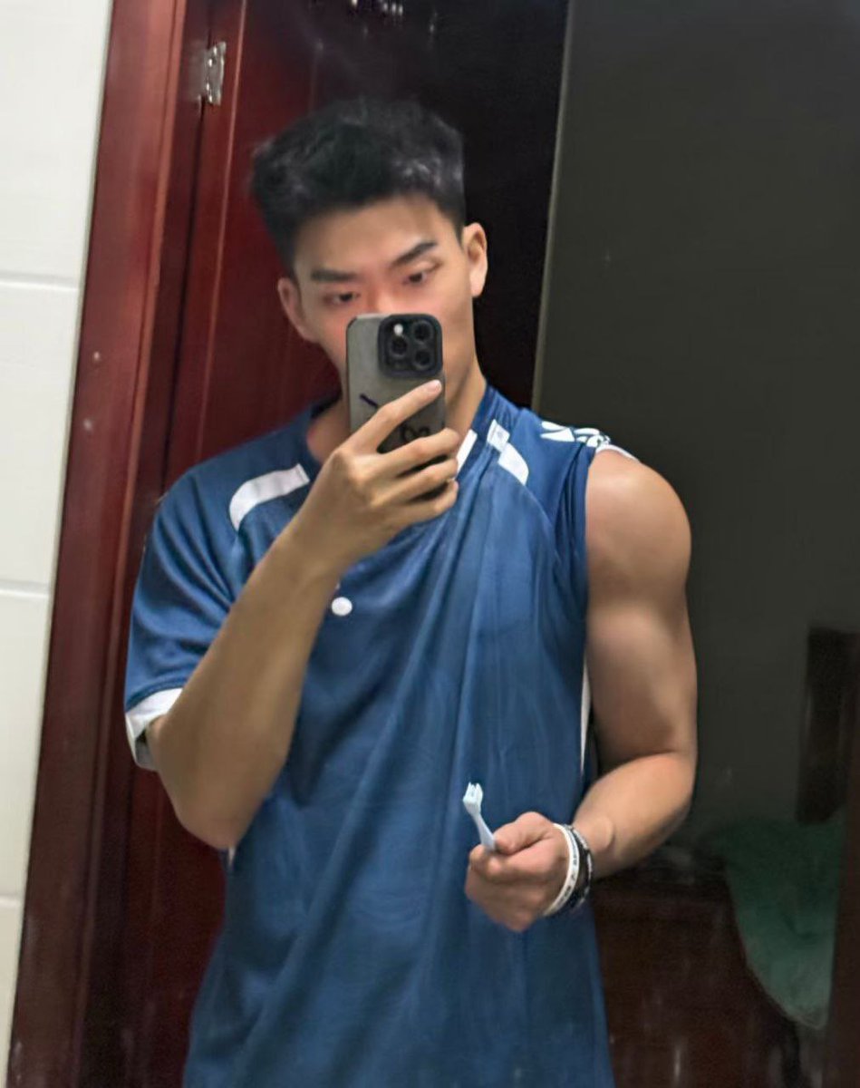 flourish797's tweet photo. 习惯性早上醒来对着镜子射一发，不然翘翘的怎么去上课啊。憋着难受，#霸道 #艹射 艹尿 #每天都想交作业！#可以来找我过夜一起抱着睡 https://t.co/v8gjJ1ryoT
