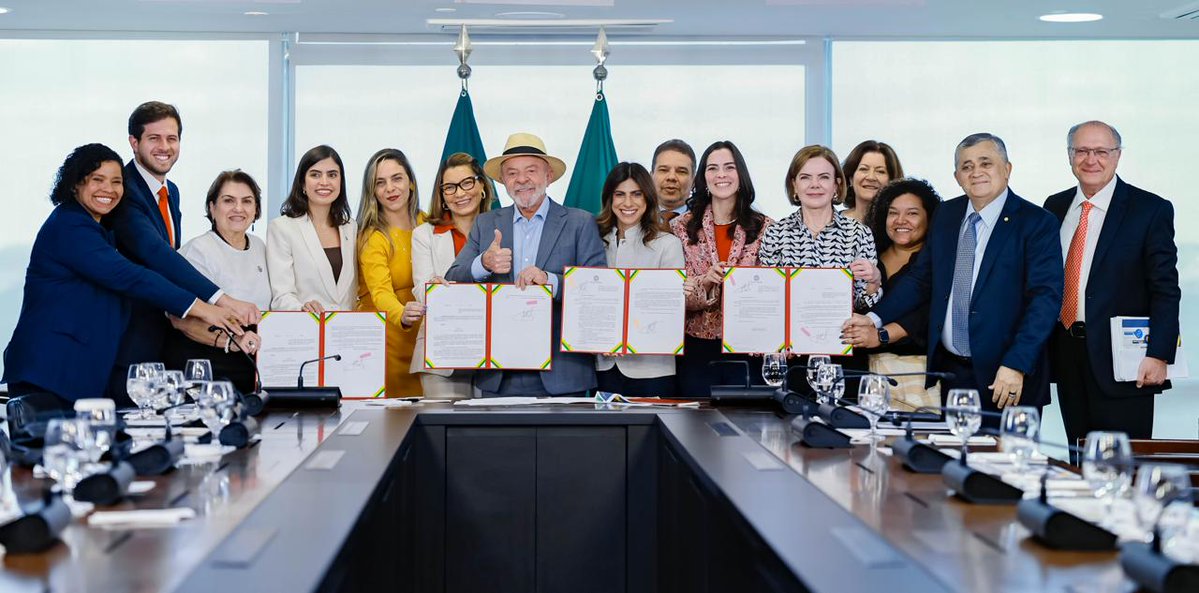 LulaOficial's tweet photo. Sancionei duas leis e assinei dois decretos nesta quarta que fortalecem a rede de proteção às mulheres, em iniciativas que se somam à série de esforços dos Três Poderes em torno do Pacto Nacional Brasil contra o Feminicídio

✅ Regulamentamos a monitoração eletrônica de agressores com alertas em tempo real para as mulheres (Programa Alerta Mulher Segura)

✅ Pix Pensão automática: permite a transferência automática do valor da pensão alimentícia por decisão judicial

✅ Divulgação ampliada do Ligue 180 em transportes coletivos, escolas e hospitais 

✅ Sistema Nacional de Informações, para integrar dados de segurança e saúde

Desde o início do ano, as forças de segurança prenderam mais de 21,5 mil pessoas por crimes de violência contra a mulher na operação Mulher Segura, comandada pelo Ministério da Justiça e Segurança Pública. Foram 17,2 mil prisões em flagrante e 4,5 mil a partir de mandados de prisão. A ação alcançou 4,3 mil municípios em todas as Unidades da Federação.

📸 @ricardostuckert