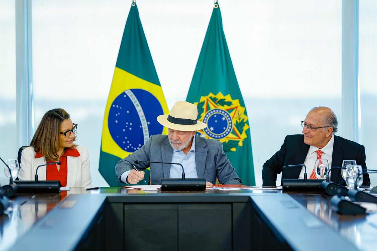 LulaOficial's tweet photo. Sancionei duas leis e assinei dois decretos nesta quarta que fortalecem a rede de proteção às mulheres, em iniciativas que se somam à série de esforços dos Três Poderes em torno do Pacto Nacional Brasil contra o Feminicídio

✅ Regulamentamos a monitoração eletrônica de agressores com alertas em tempo real para as mulheres (Programa Alerta Mulher Segura)

✅ Pix Pensão automática: permite a transferência automática do valor da pensão alimentícia por decisão judicial

✅ Divulgação ampliada do Ligue 180 em transportes coletivos, escolas e hospitais 

✅ Sistema Nacional de Informações, para integrar dados de segurança e saúde

Desde o início do ano, as forças de segurança prenderam mais de 21,5 mil pessoas por crimes de violência contra a mulher na operação Mulher Segura, comandada pelo Ministério da Justiça e Segurança Pública. Foram 17,2 mil prisões em flagrante e 4,5 mil a partir de mandados de prisão. A ação alcançou 4,3 mil municípios em todas as Unidades da Federação.

📸 @ricardostuckert